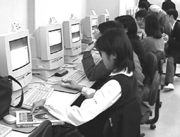 放課後も多くの生徒がコンピュータ教室に集まってくる