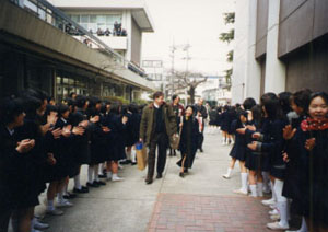 桐朋女子学園中学・高等学校で大歓迎を受ける米国側の教師たち
