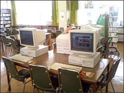 図書館に設置された生徒用パソコン