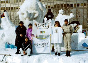 第48回さっぽろ雪まつりの共同雪像と生徒たち