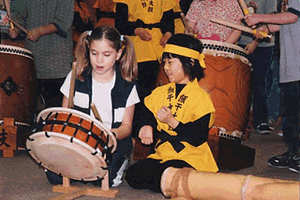 アンカレッジの子に太鼓を教える子矢部村の子