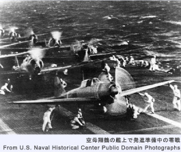 画像：空母翔鶴の艦上で発進準備中の零戦