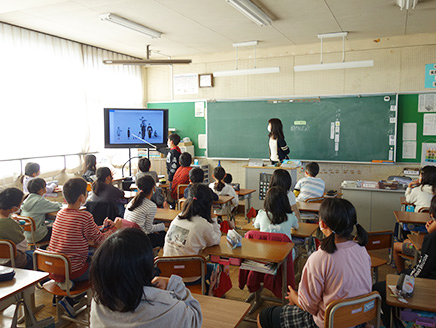 教室が居心地のよい場となり、子ども同士の関係が変わる　子どもと先生の関係も変わる　～アート・カードを使った朝活動での鑑賞～