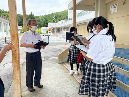 中学3年間を通じて「過去を知り、今を捉え、未来を考える」探究活動