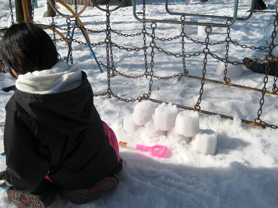 自分のもってきたバケツでカタヌキをつくる子もいた。「バケツの形がきちんとでる」と、雪の特徴を理解して活動していた。
