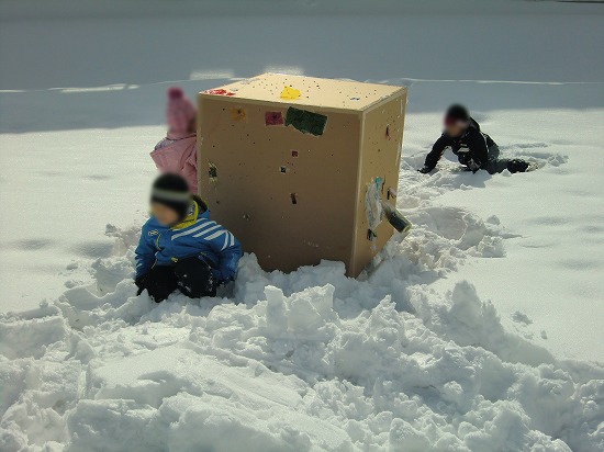「箱の下から光が入ってこないように、周りを雪で埋めよう。」